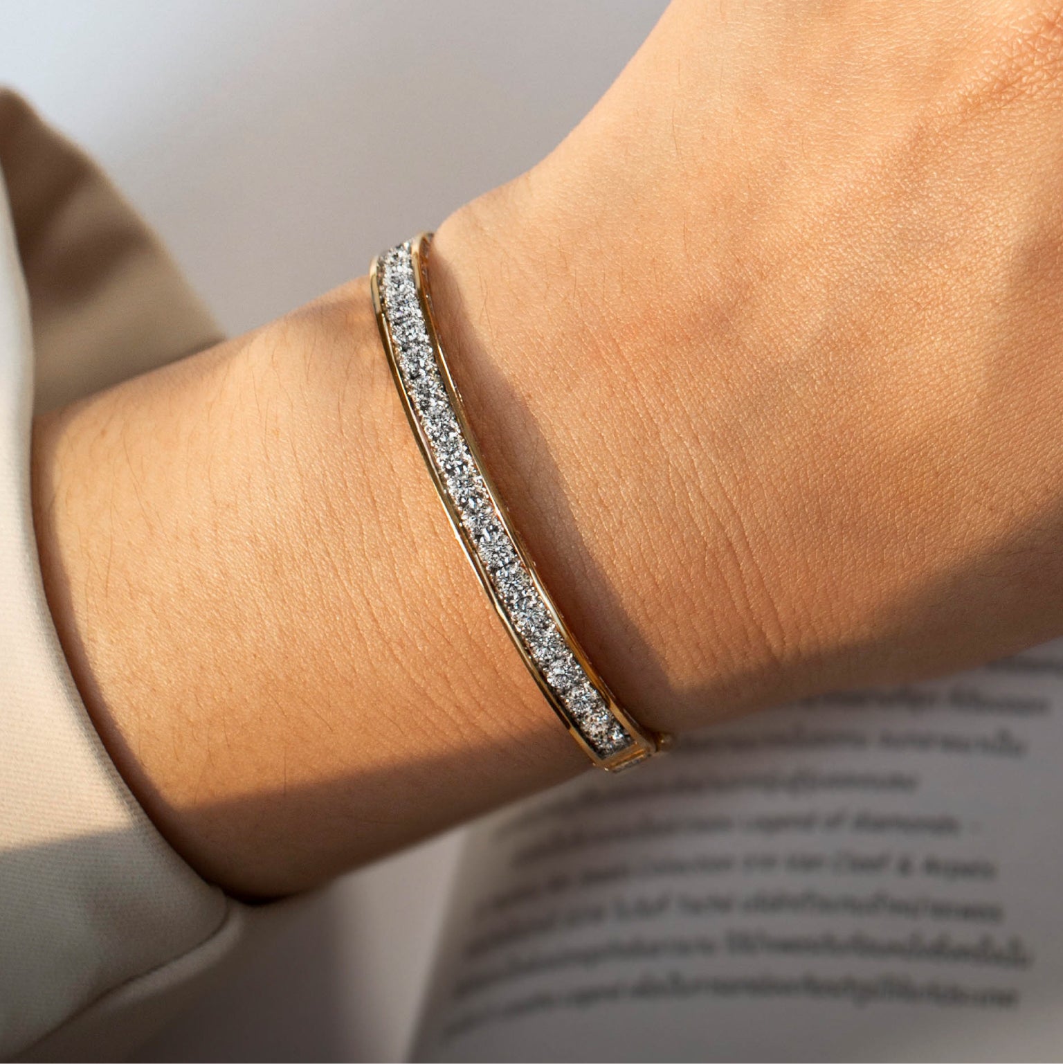 กำไลข้อมือเพชร Classic Whisper Bangle