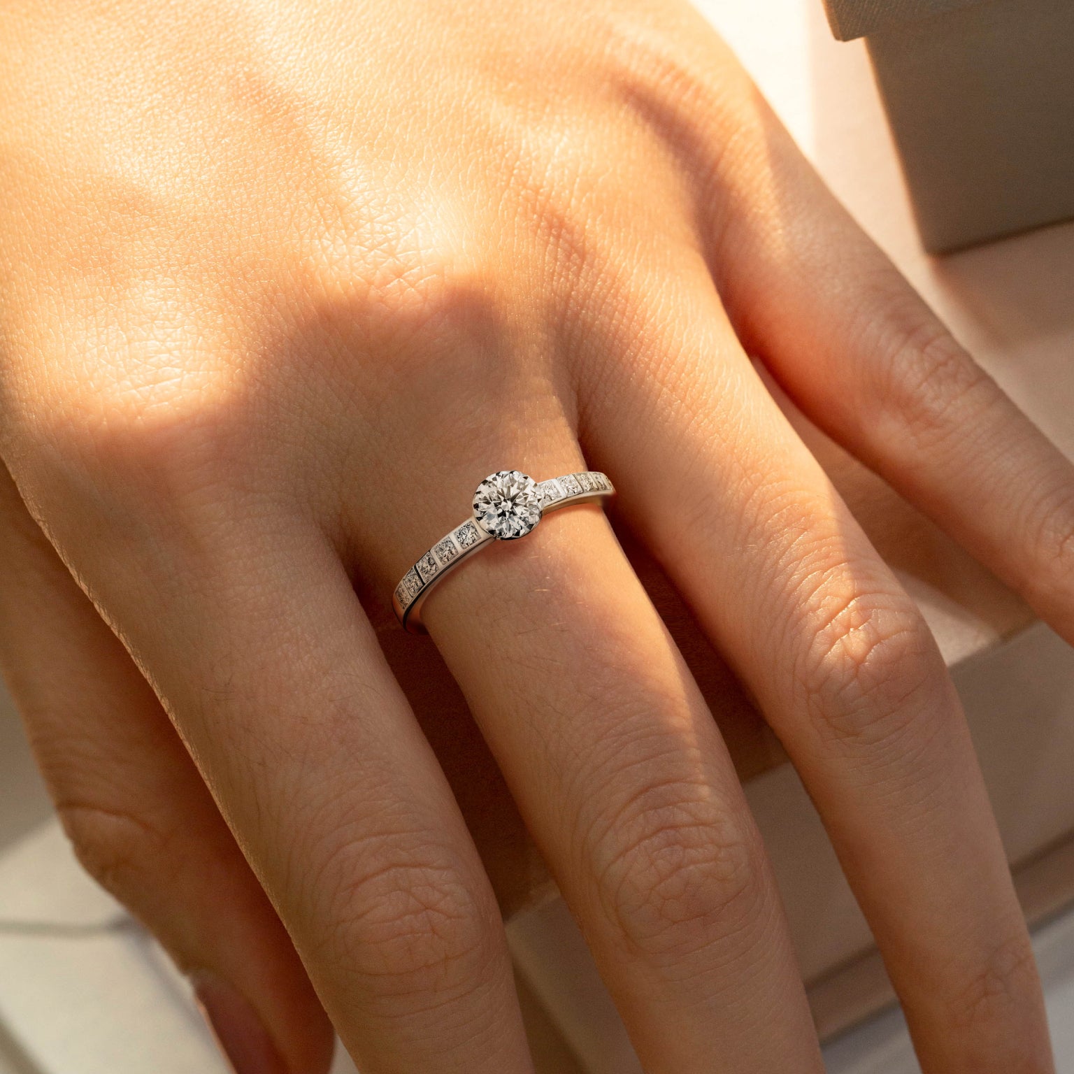 แหวนเพชร Delicate Solitaire Shimmer Ring