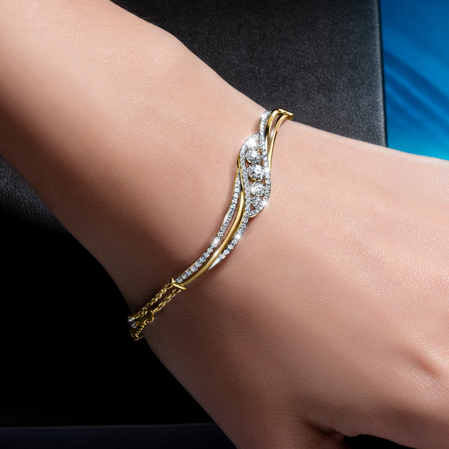 สร้อยข้อมือเพชร Diamond Light Wave Semi Hard Bracelet