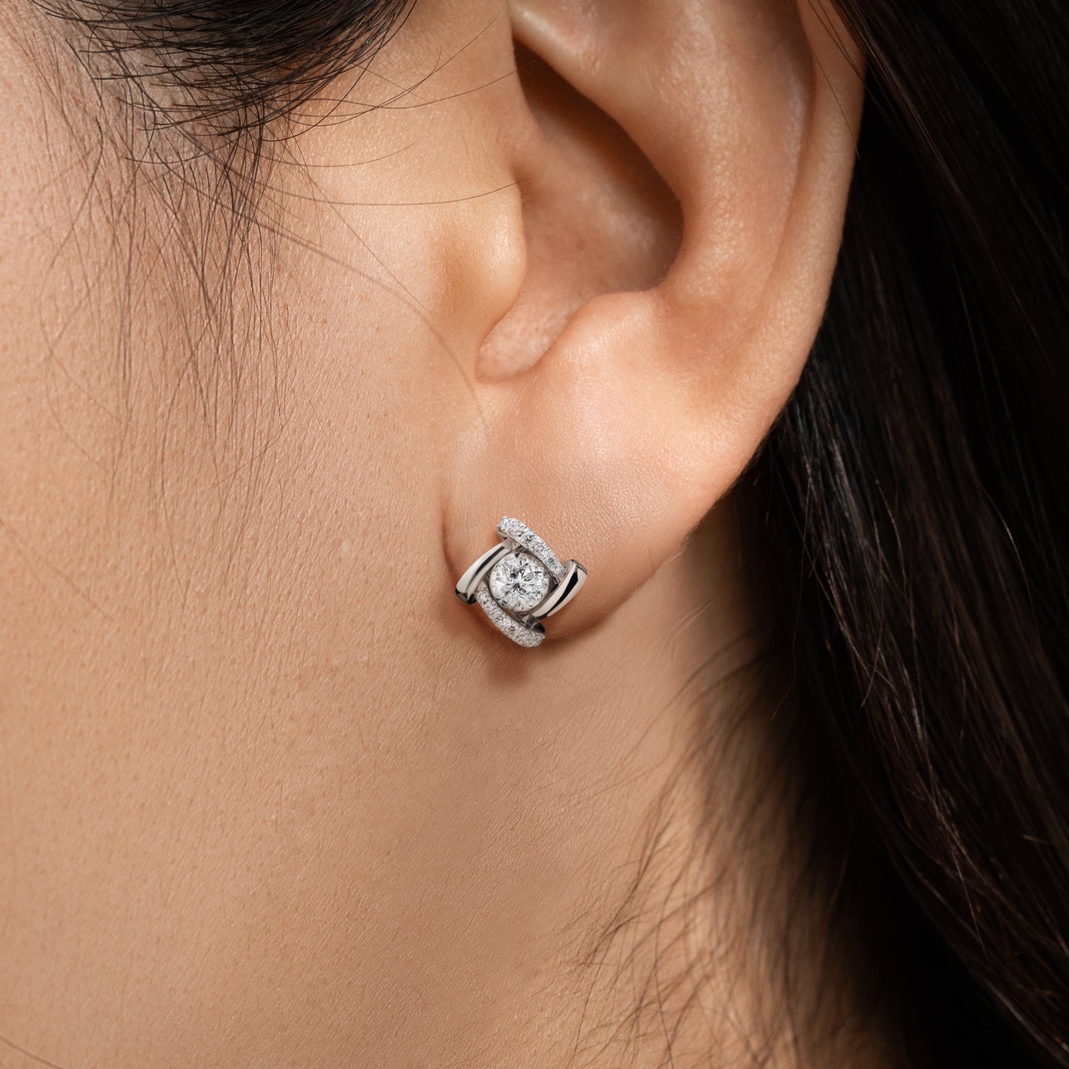 GENTLE TWIST FLOWER EARRINGS diamond earrings