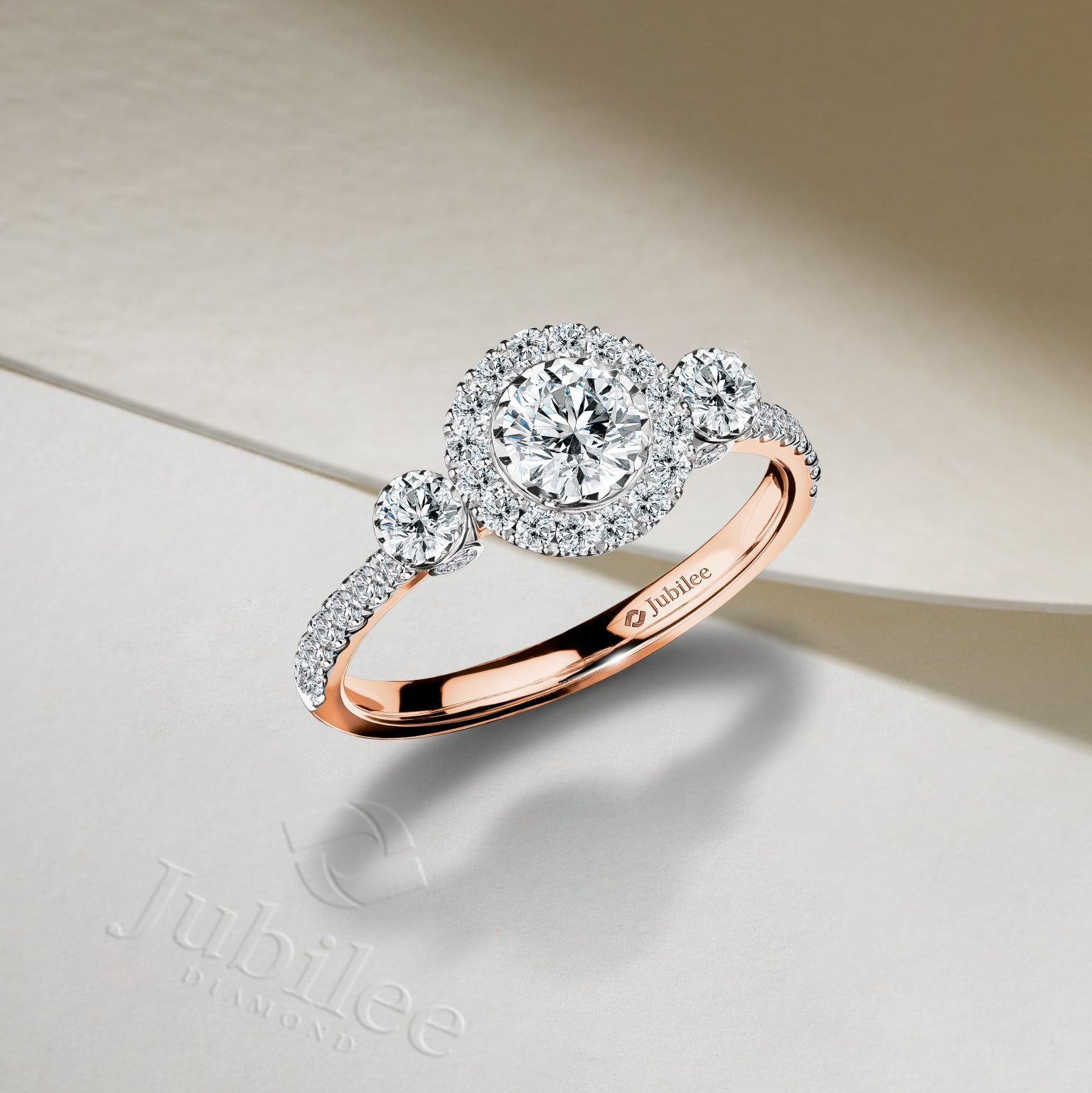 แหวนเพชร Gravity of Love Halo Diamond Ring (Certificate: GIA)