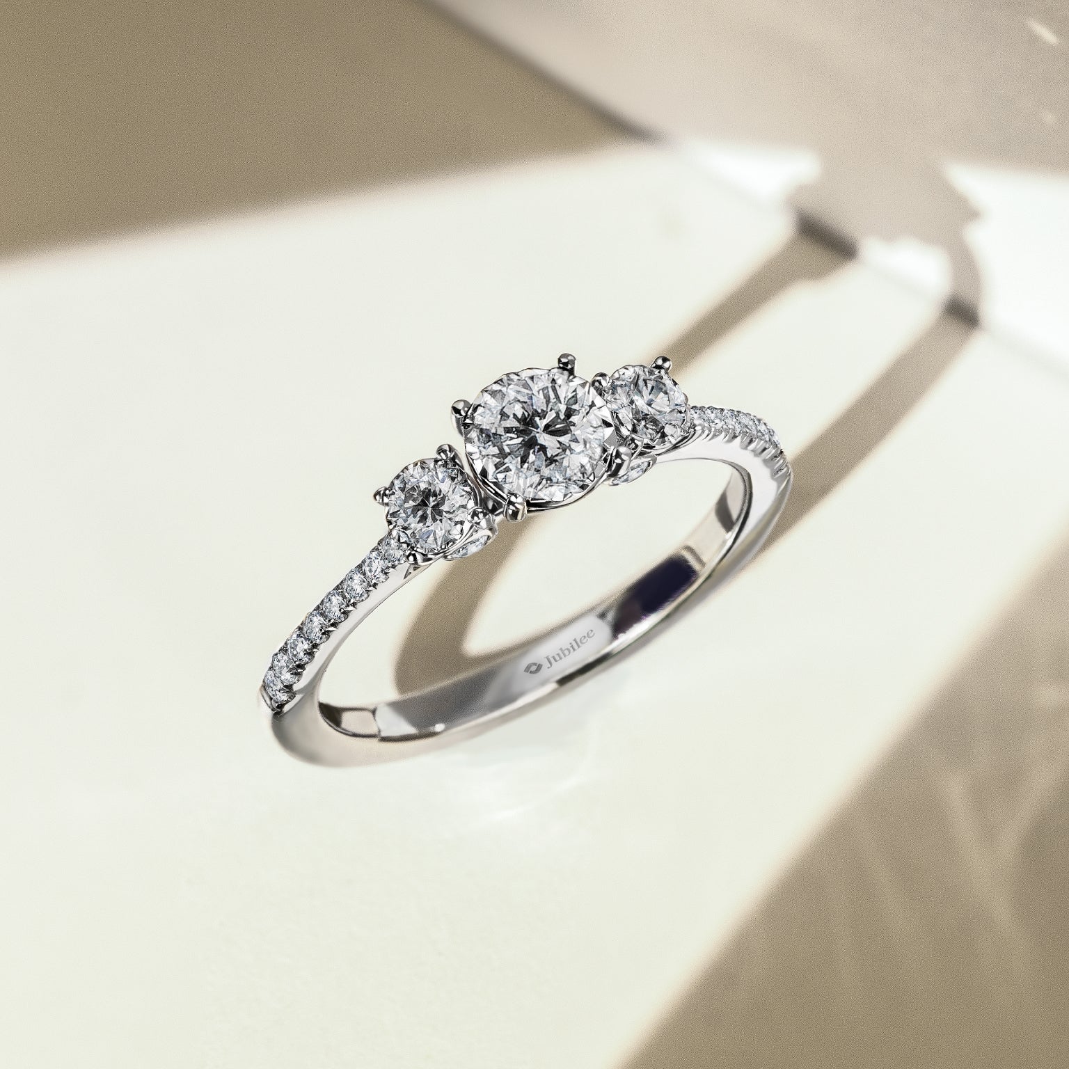 แหวนเพชร Gravity of Love Solitaire Diamond Ring (Certificate: GIA)