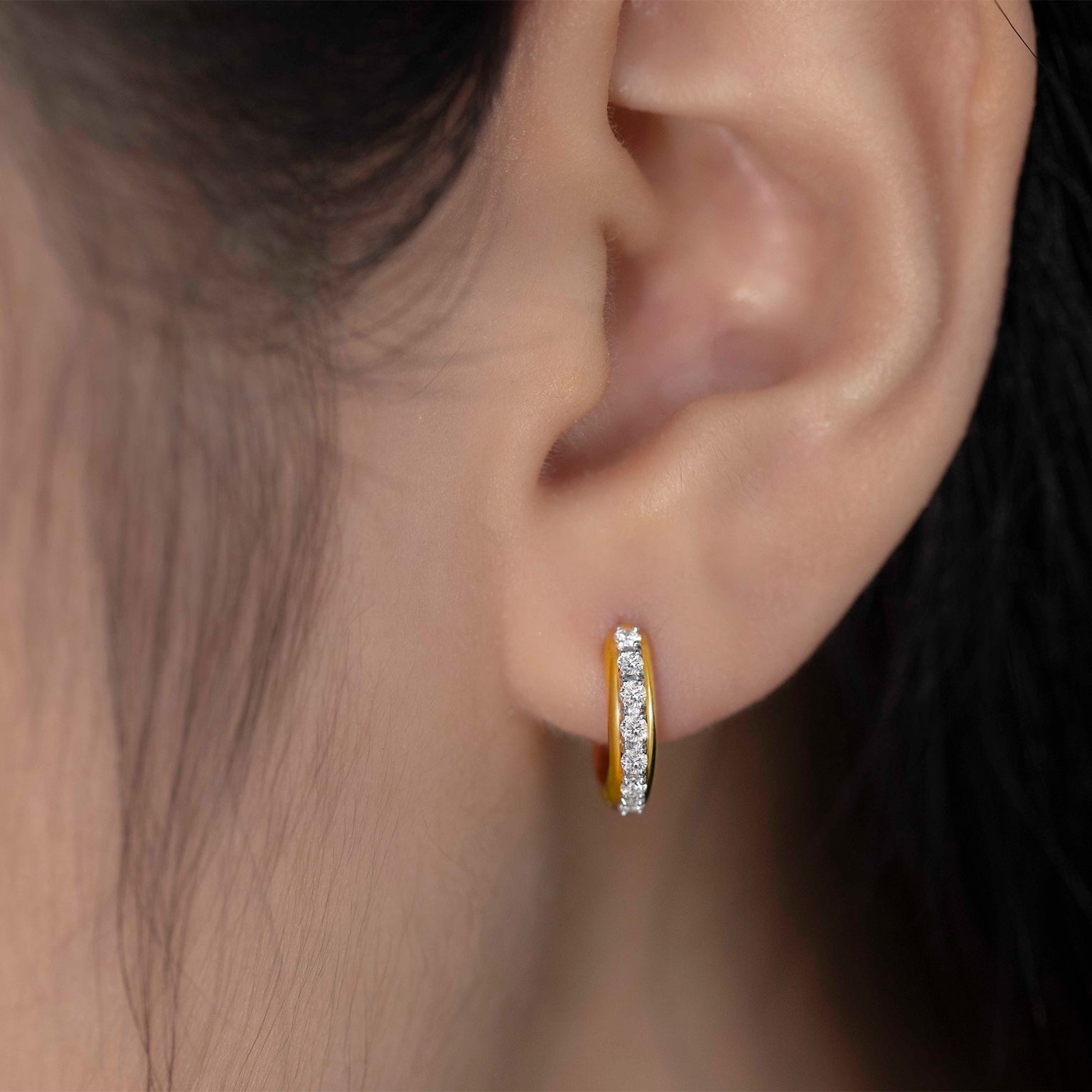 ต่างหูเพชร Lean Diamond Line Hinged Hoop Earrings