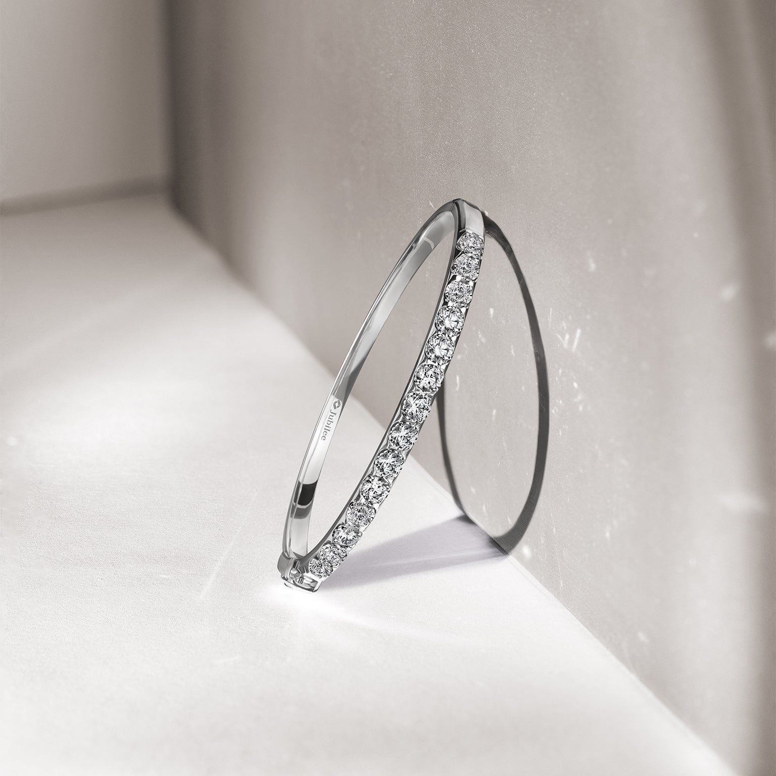 กำไลข้อมือเพชร The Radiant Diamond Line Bangle