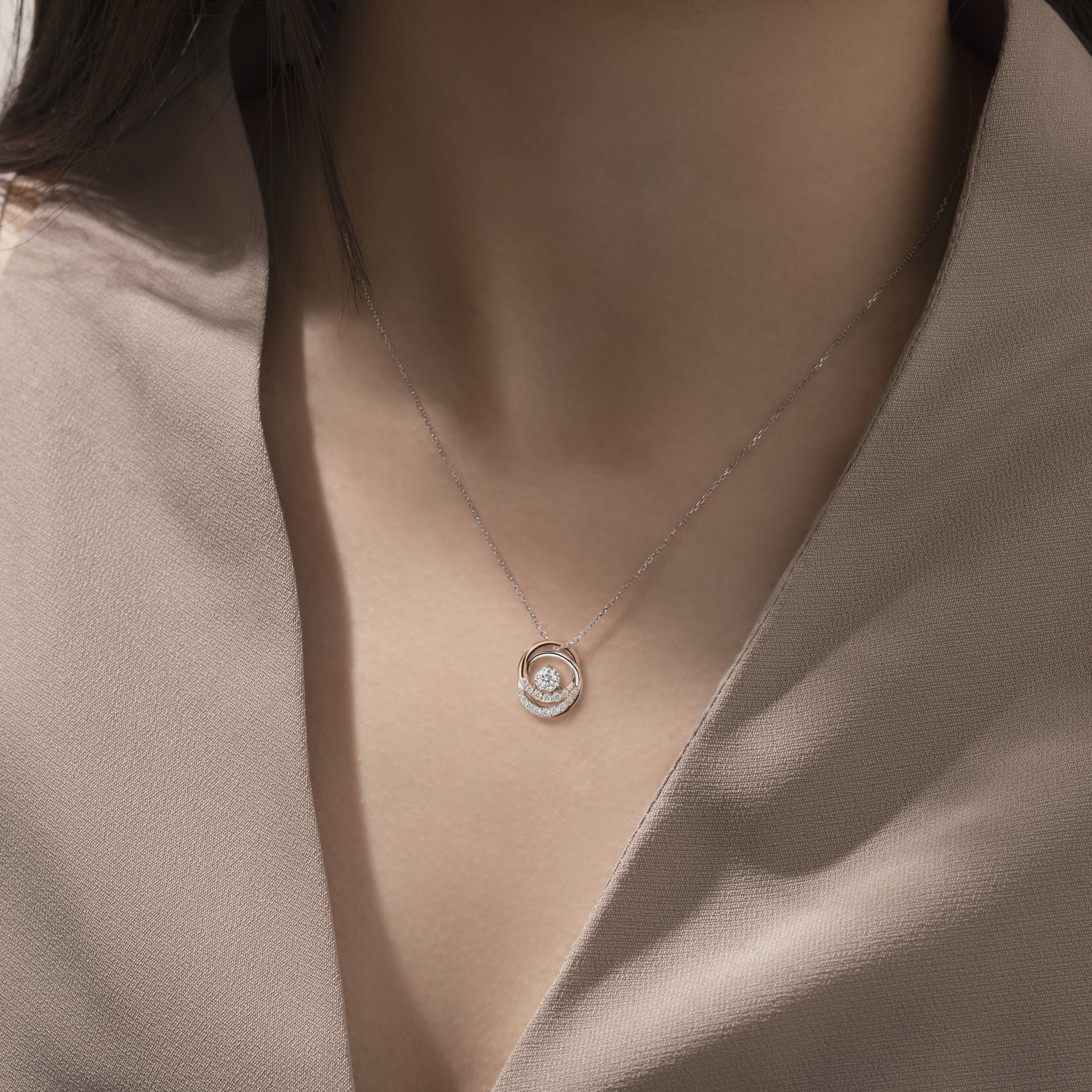 Classic Round Glamour Pendant