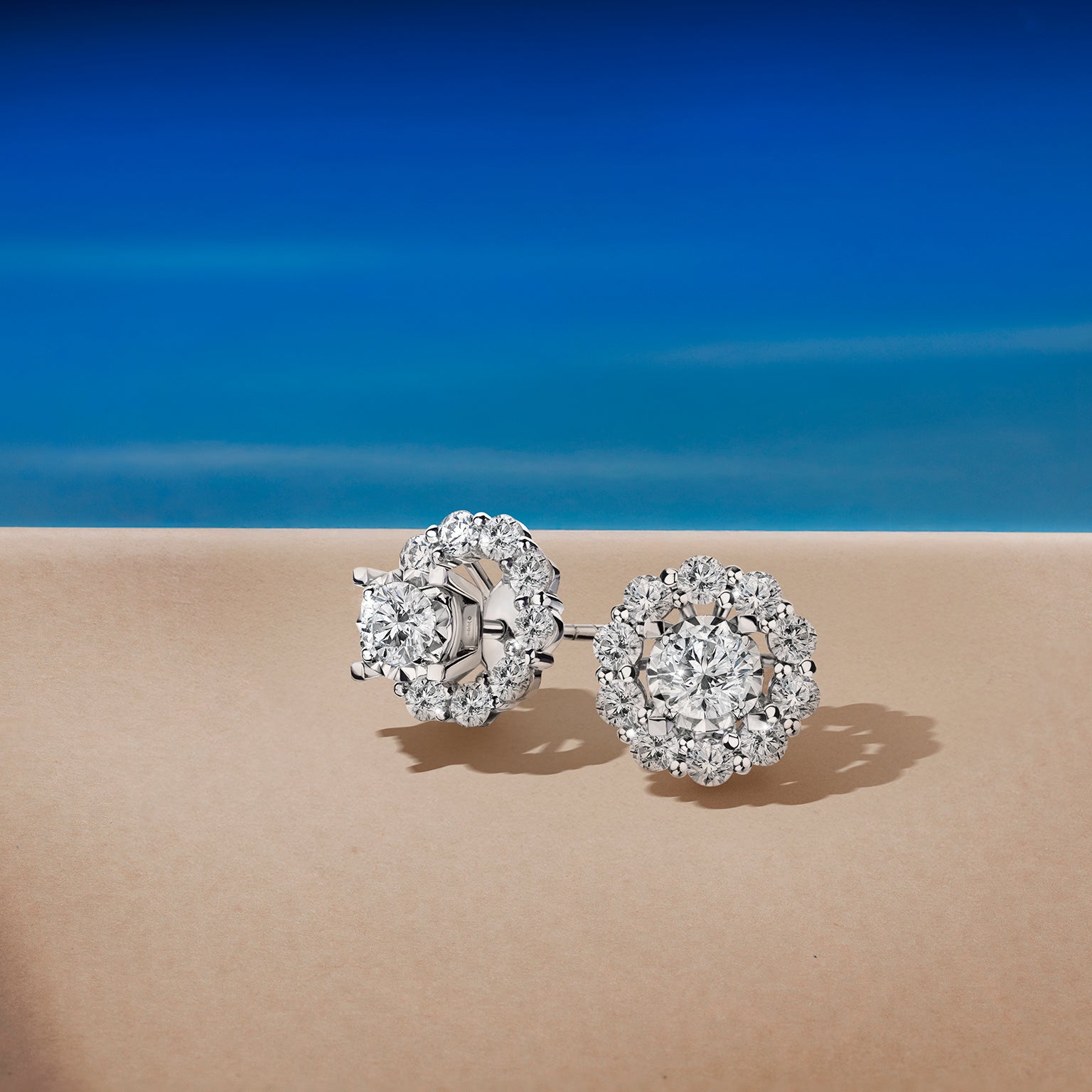 ต่างหูเพชร Radiant Halo Luminance Earrings