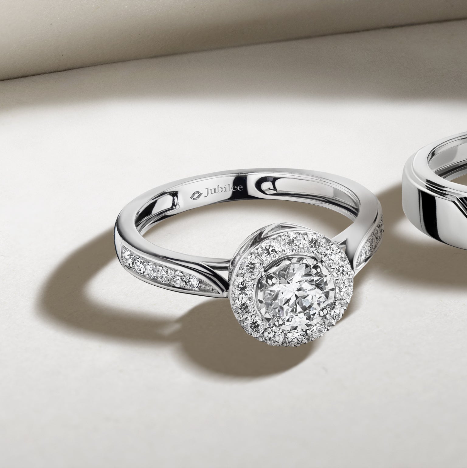 แหวนเพชร Shimmering Grace Halo Ring