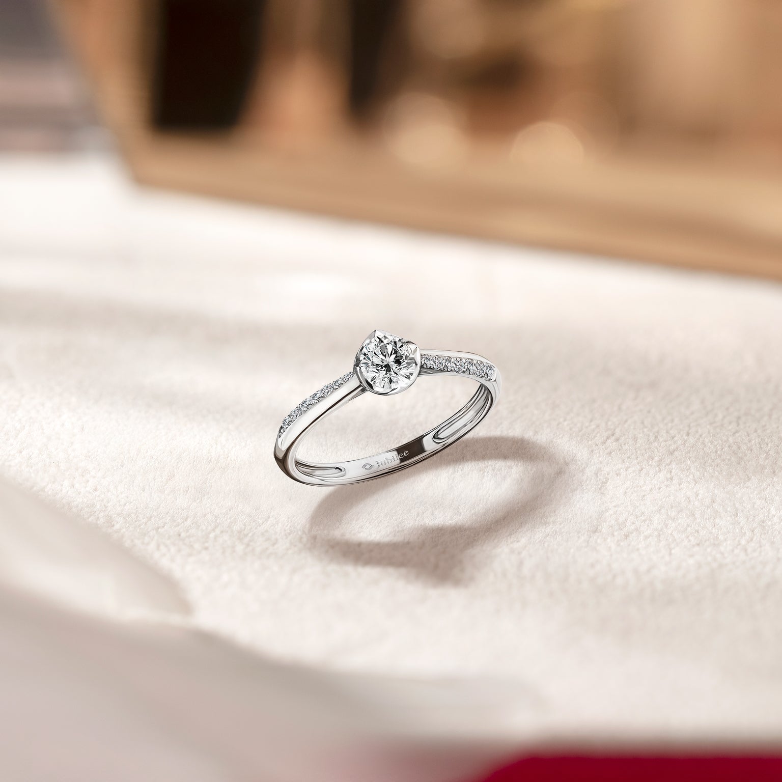 แหวนเพชร Solitaire Contemporary Line Ring