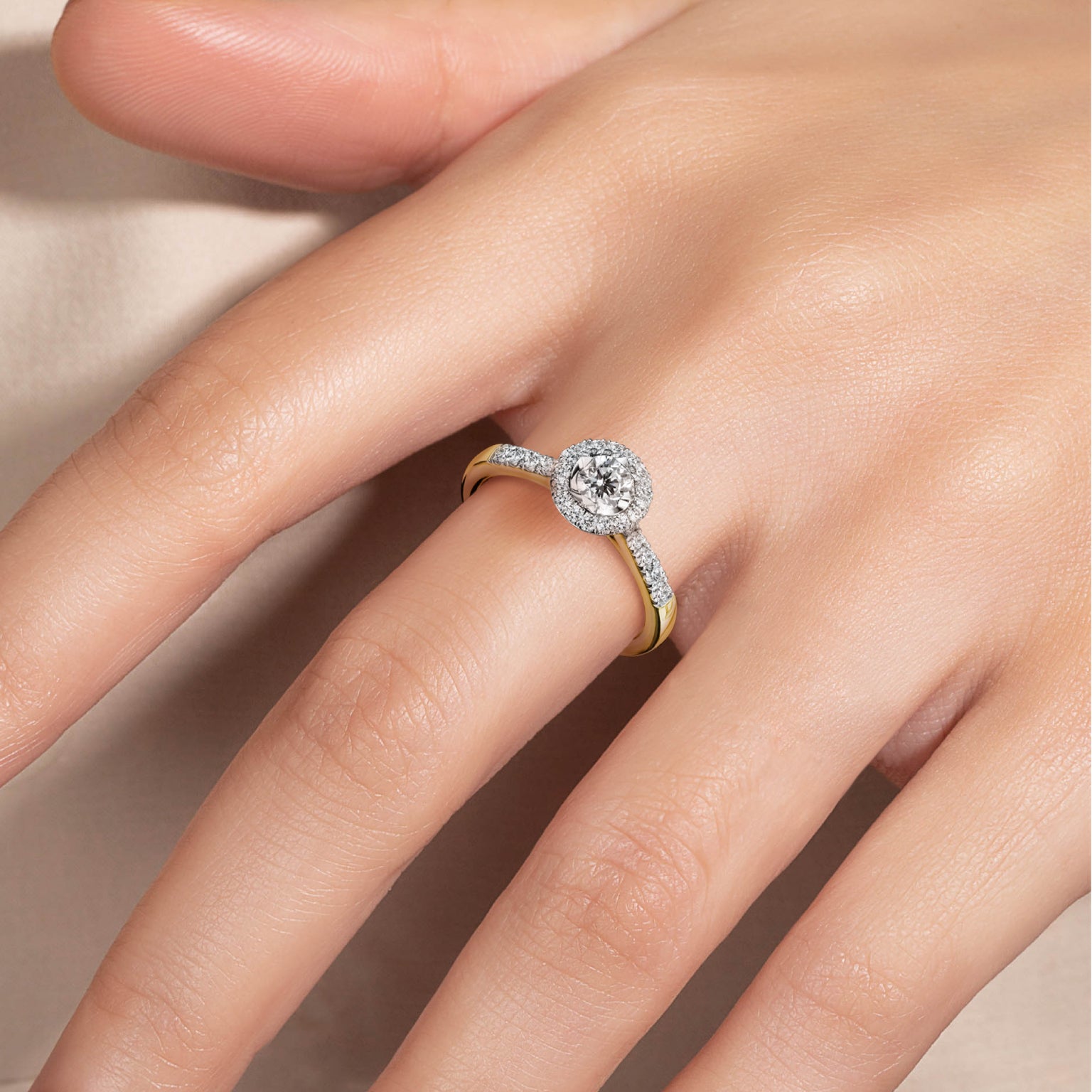 แหวนเพชร Solitaire Halo Line Ring