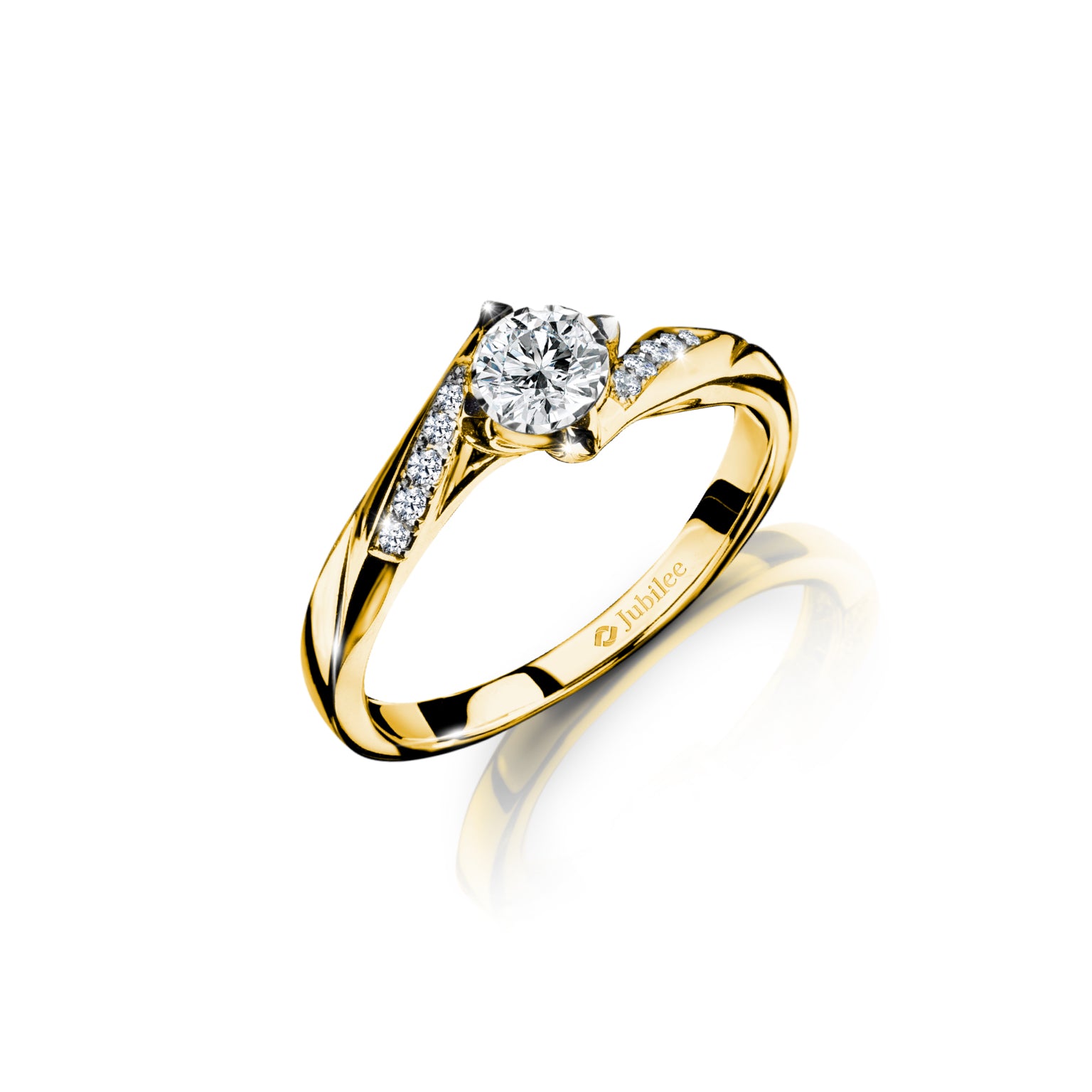 The Excellence of 19 Solitaire Twist Diamond Ring