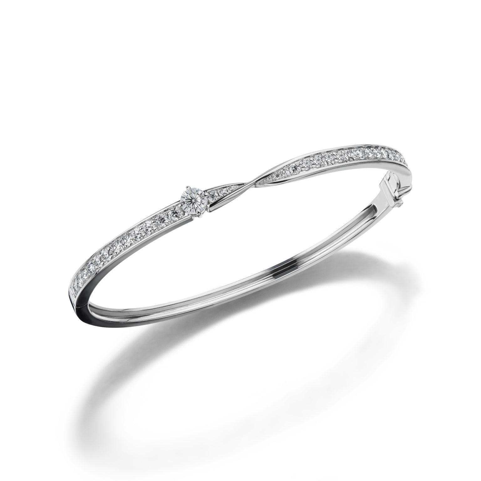 กำไลข้อมือเพชร The Excellence of Serene Light Bangle
