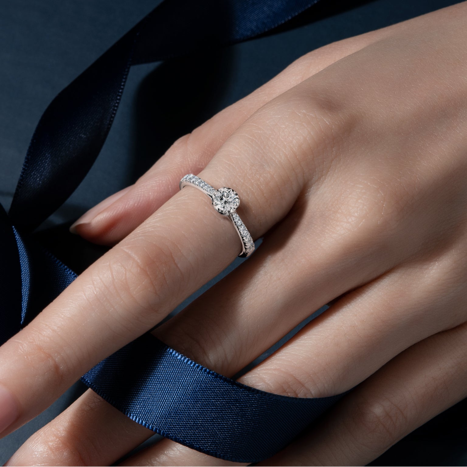 แหวนเพชร Cordial Compass Pave Solitaire Ring