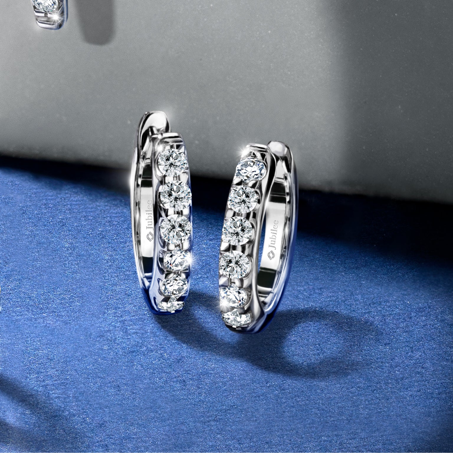 ต่างหูเพชร Diamond Line Hinged Hoop Earrings