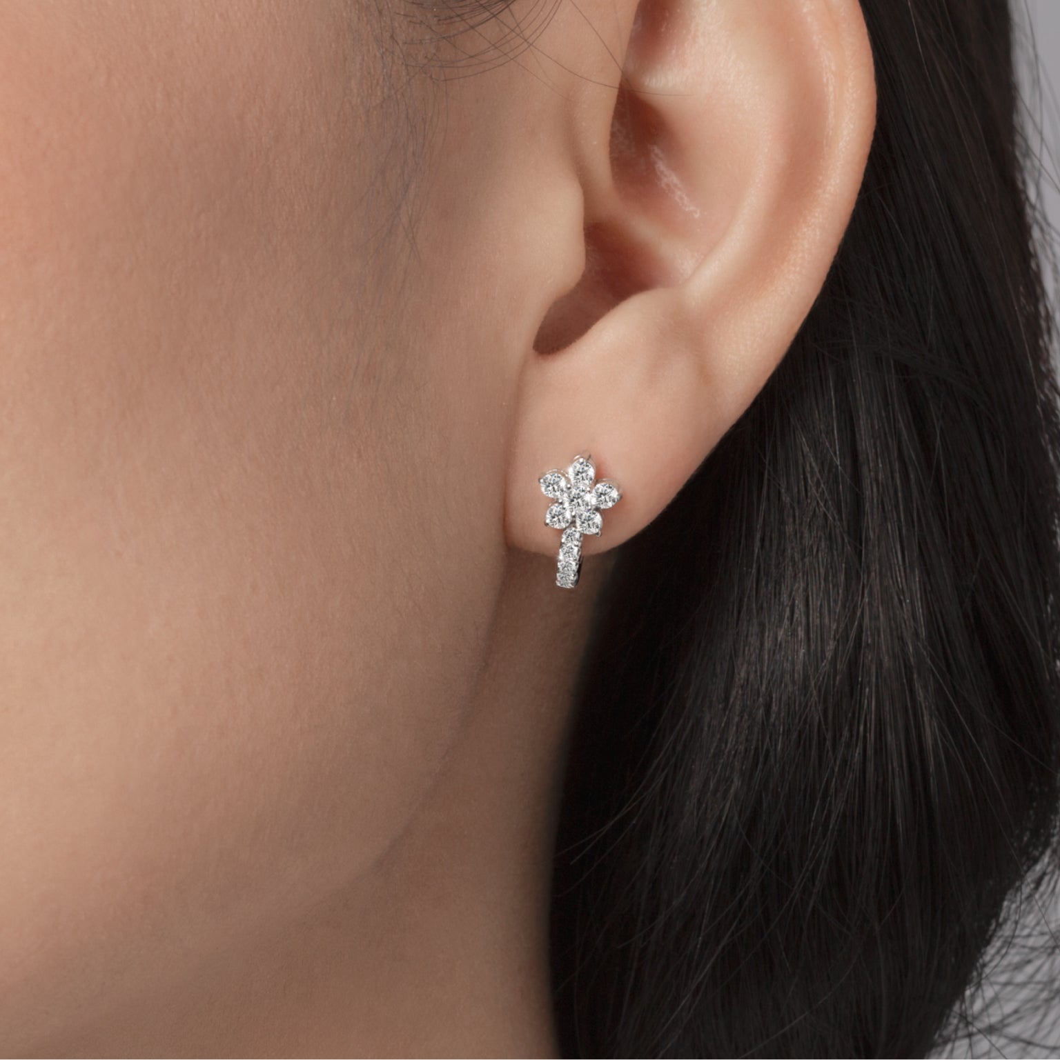 ต่างหูเพชร Floriss Hoop Earrings