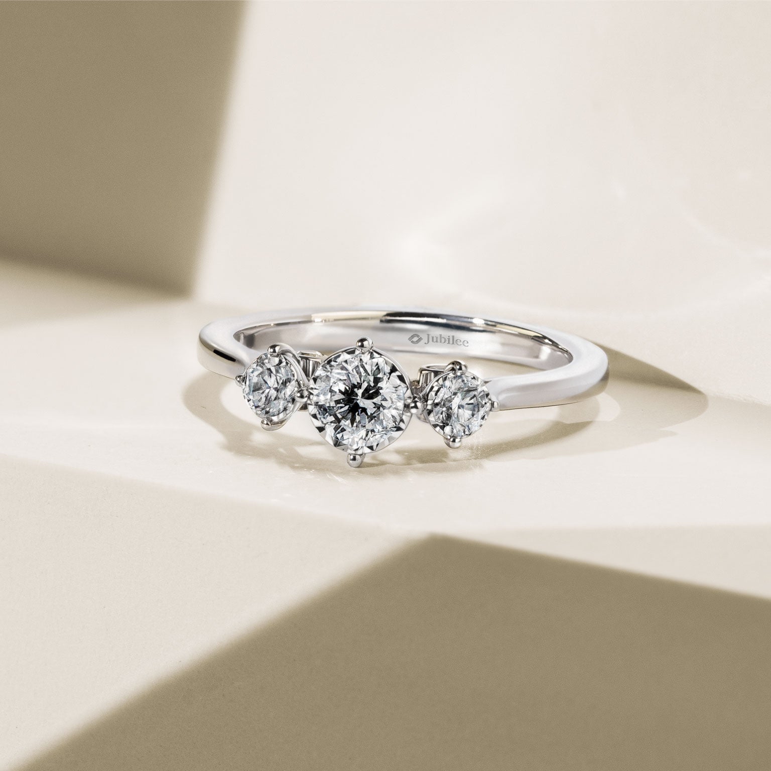 แหวนเพชร Mini Gravity of Love Solitaire Diamond Ring (Certificate: GIA)