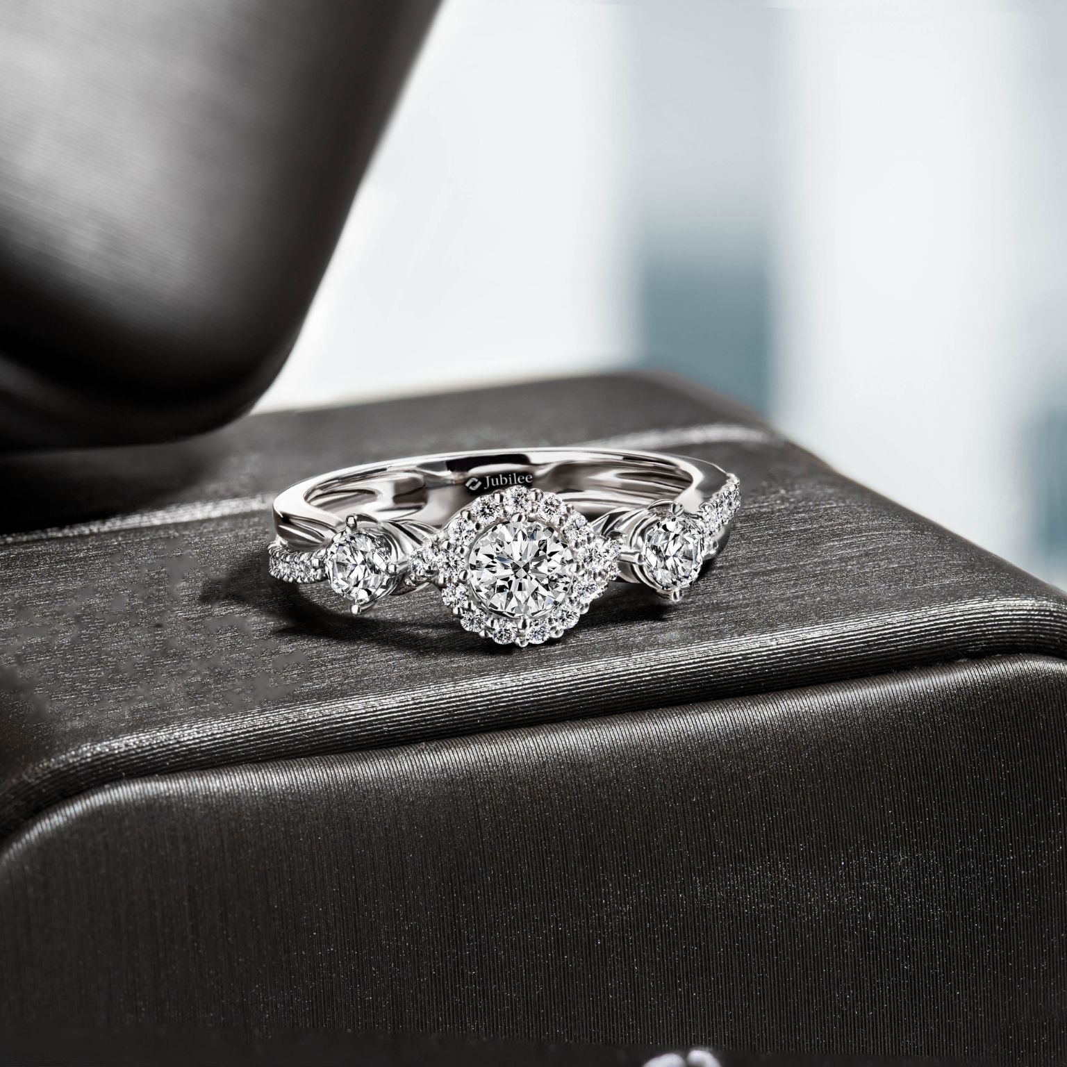 แหวนเพชร Mini Three Stone Halo Ring