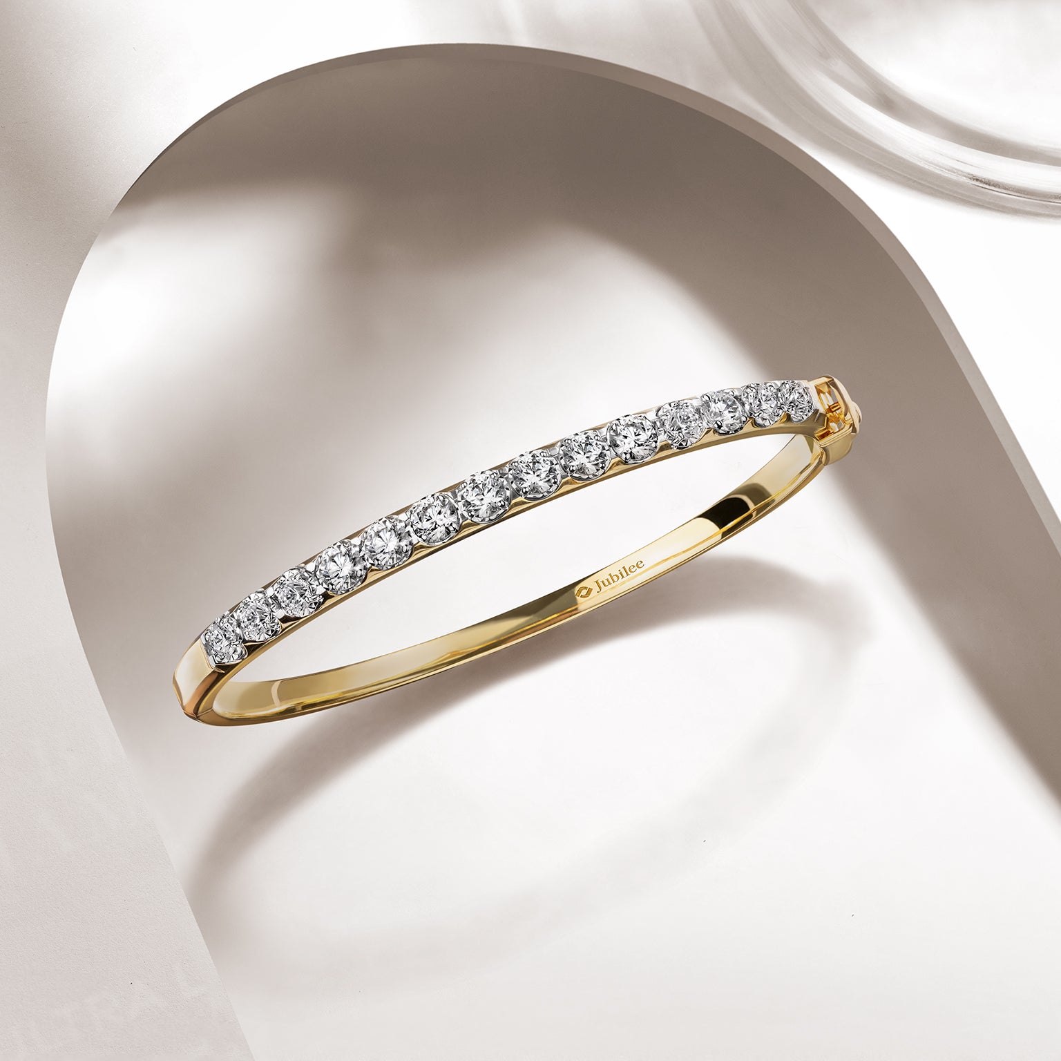 กำไลข้อมือเพชร The Radiant Diamond Line Bangle