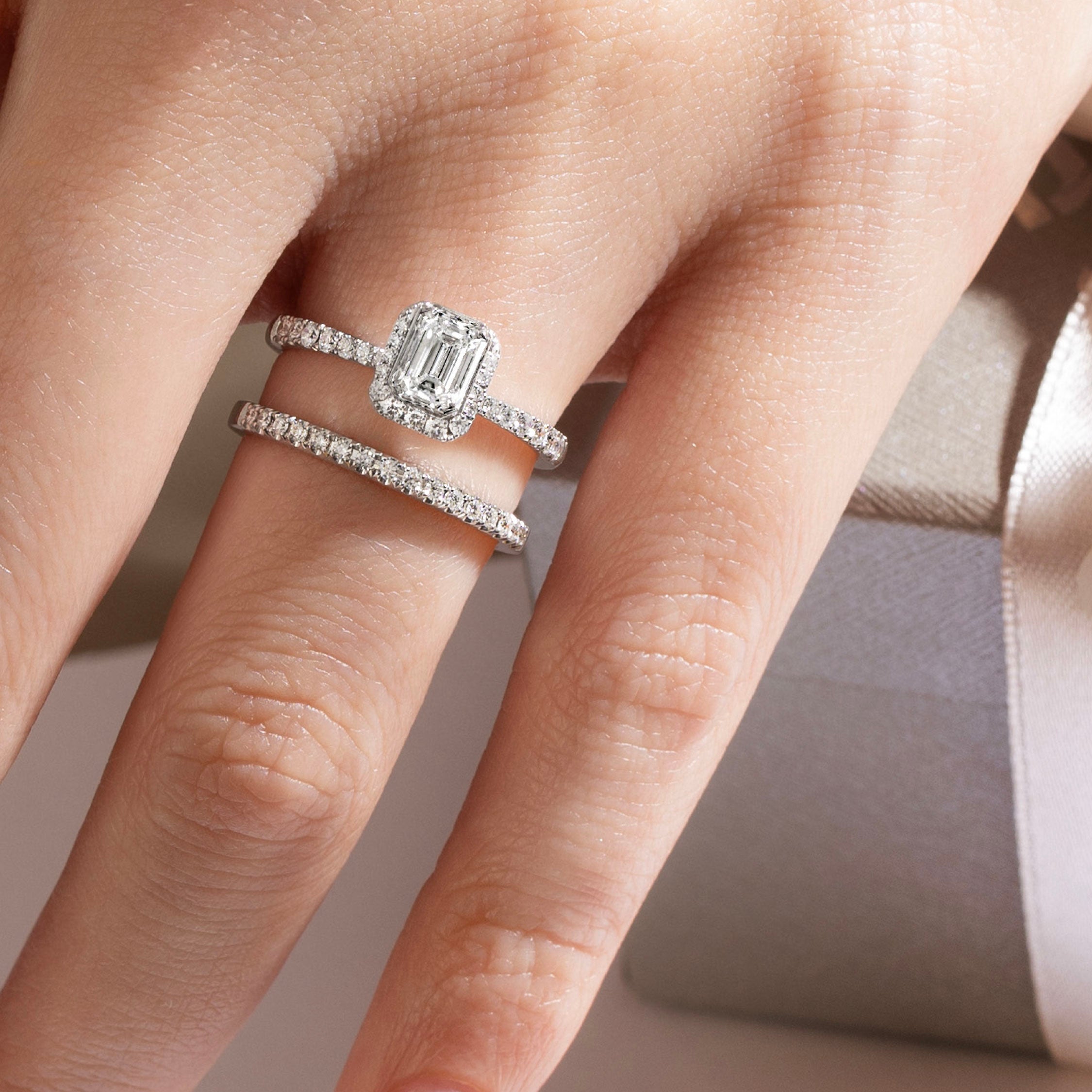 แหวนเพชร Radiant Me: Emerald Edge Ring