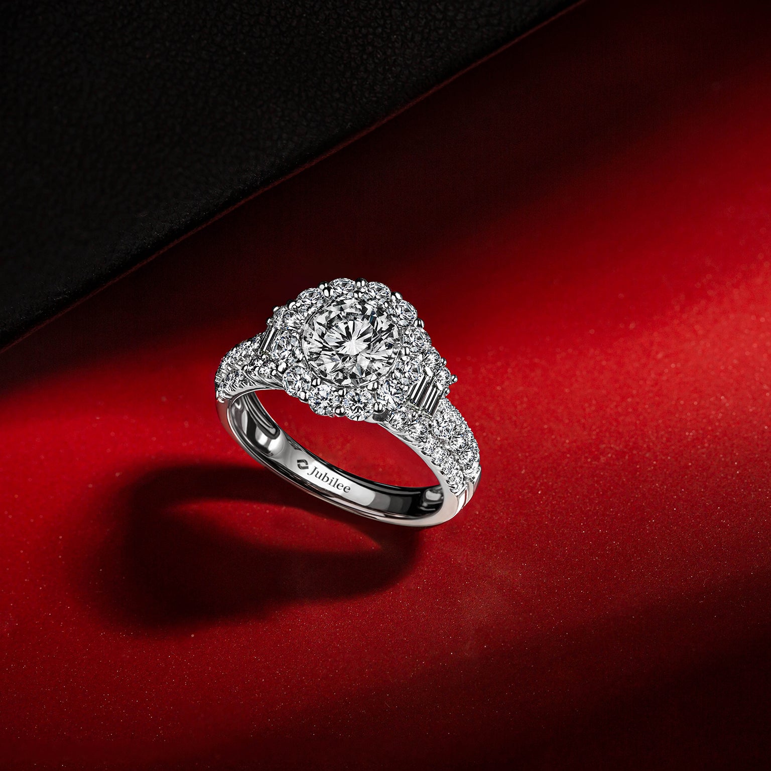 แหวนเพชร Radiant Halo Crown Ring