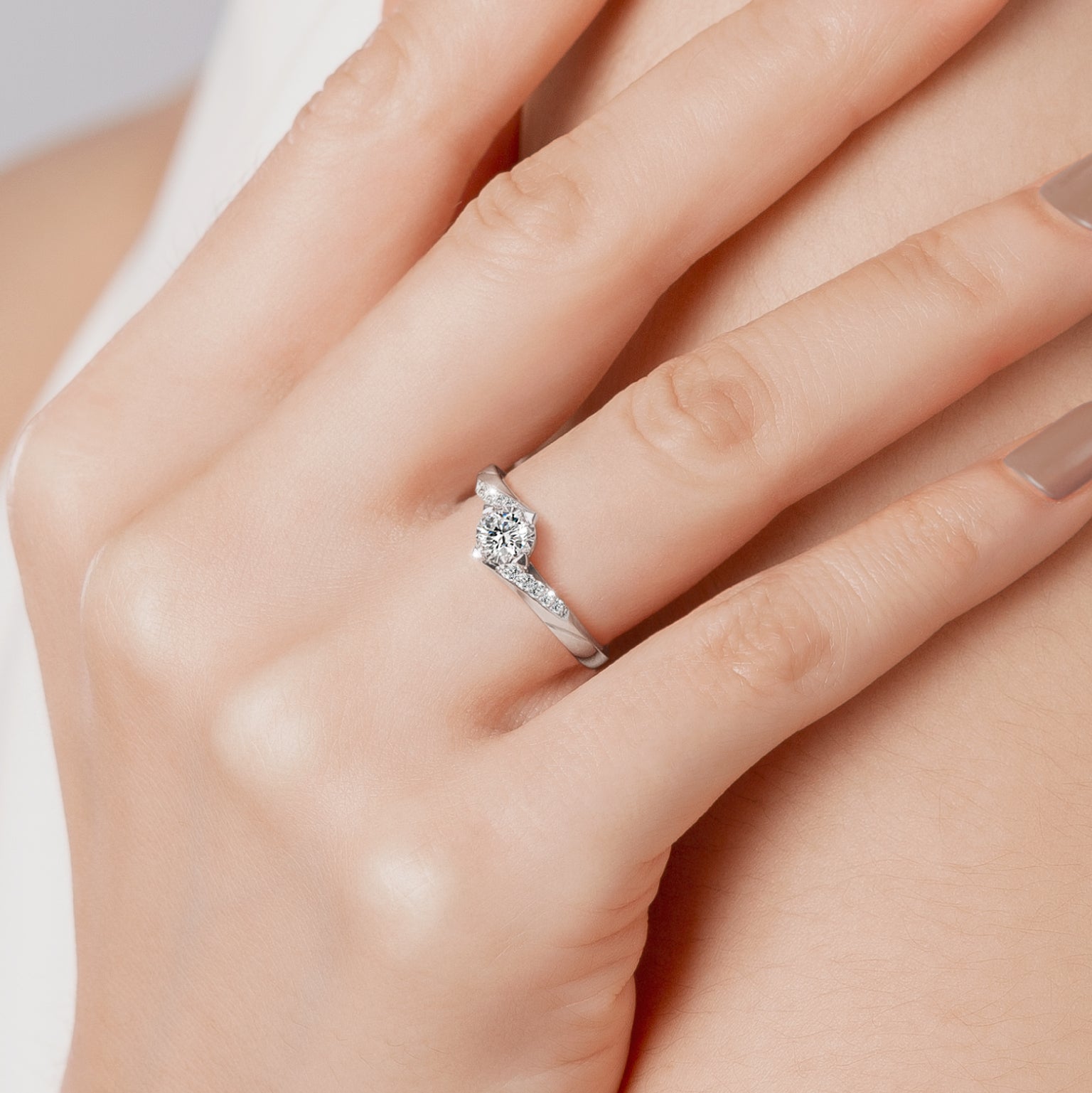 The Excellence of 19 Solitaire Twist Diamond Ring